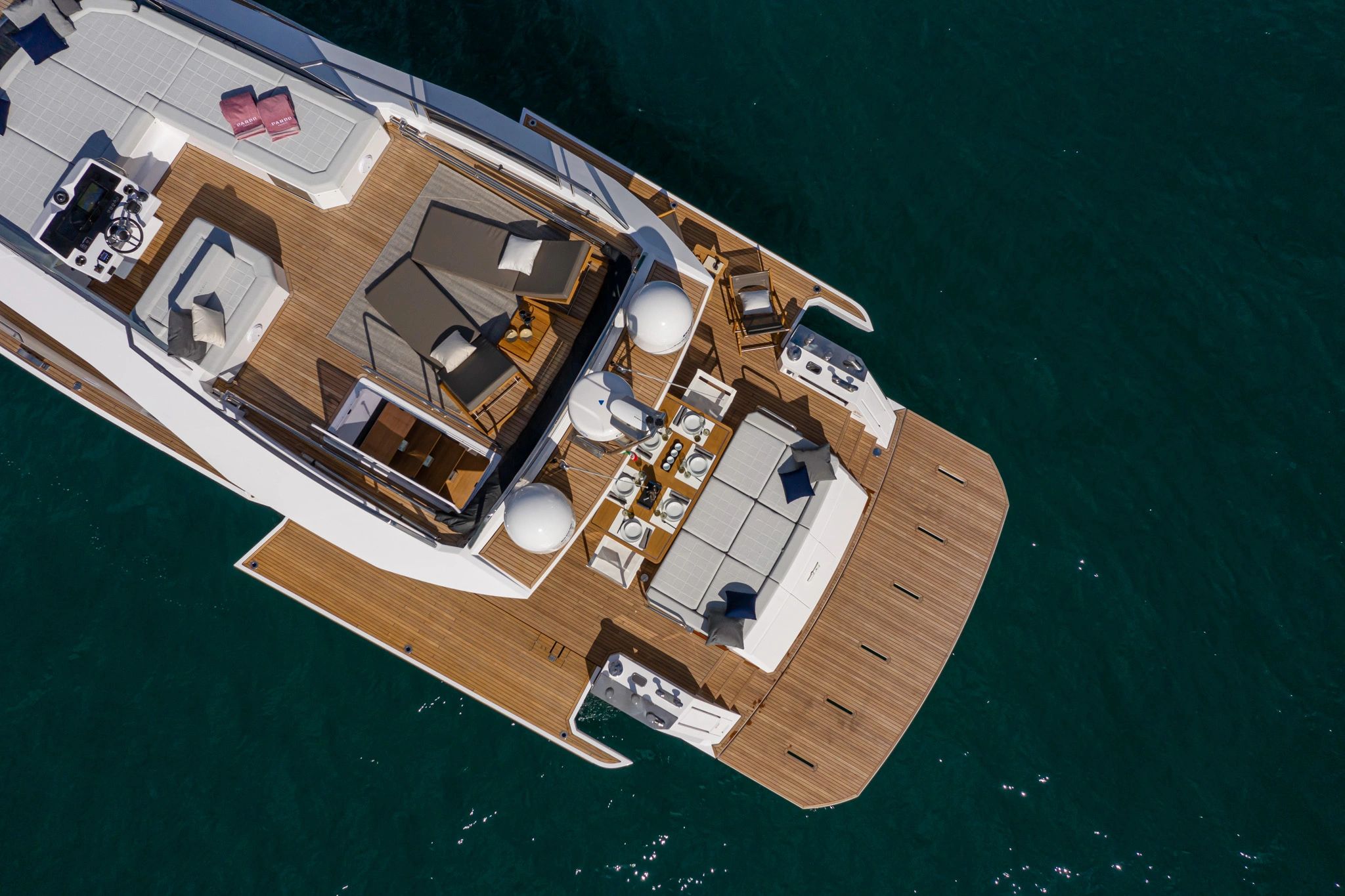 Vue aérienne du cockpit et des espaces de vie extérieurs d’un yacht Pardo
