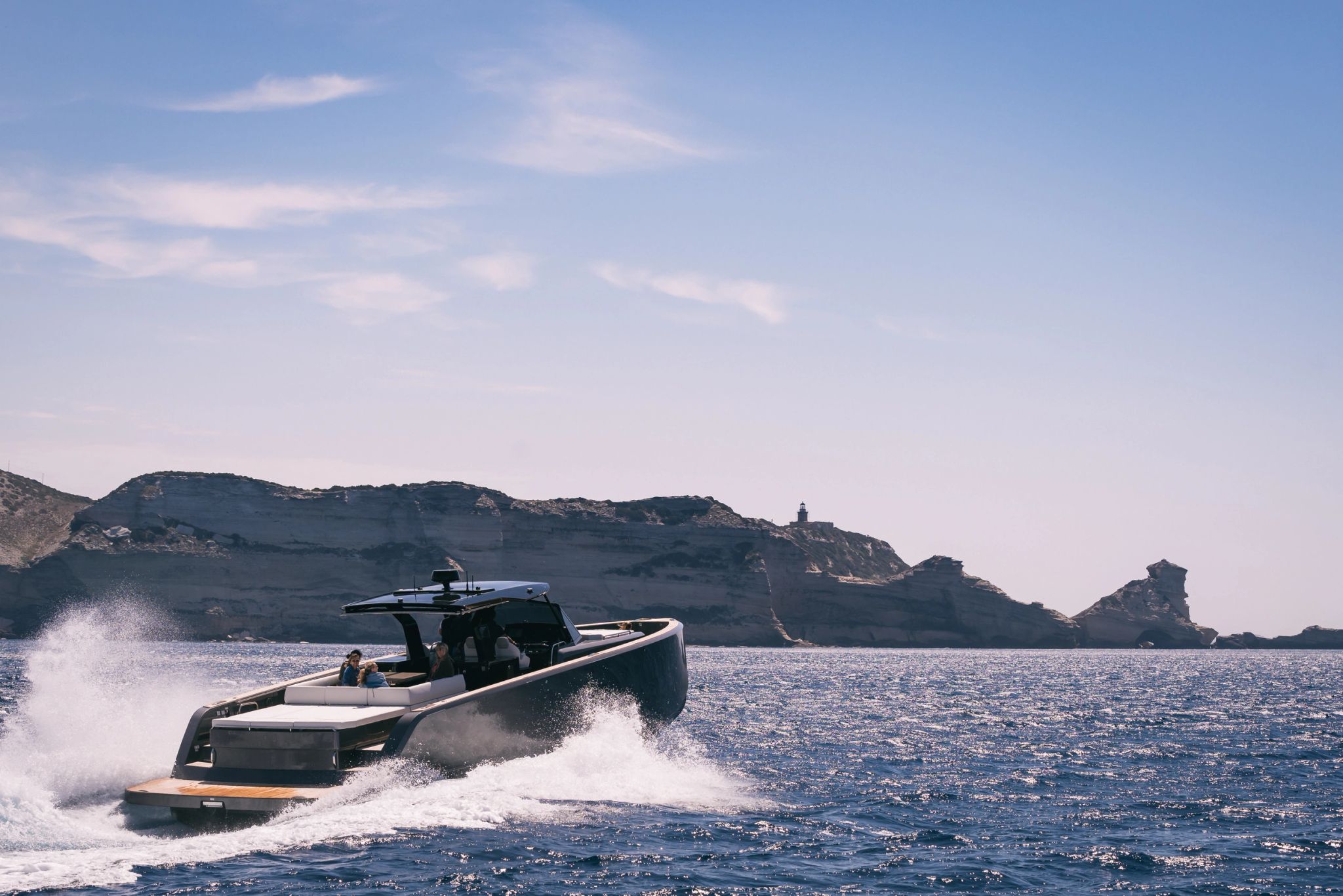 Pardo Yachts en navigation devant les falaises de Bonifacio en Corse-du-Sud