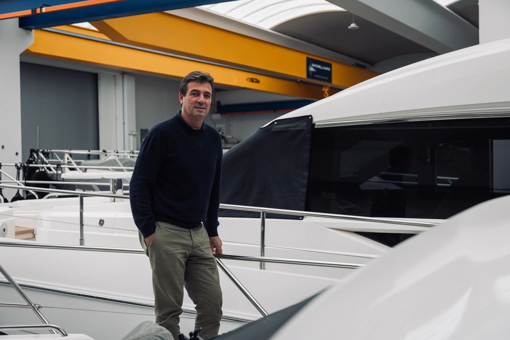 Jean-Christophe Santarelli dans le chantier avec des yachts, accompagnement client personnalisé