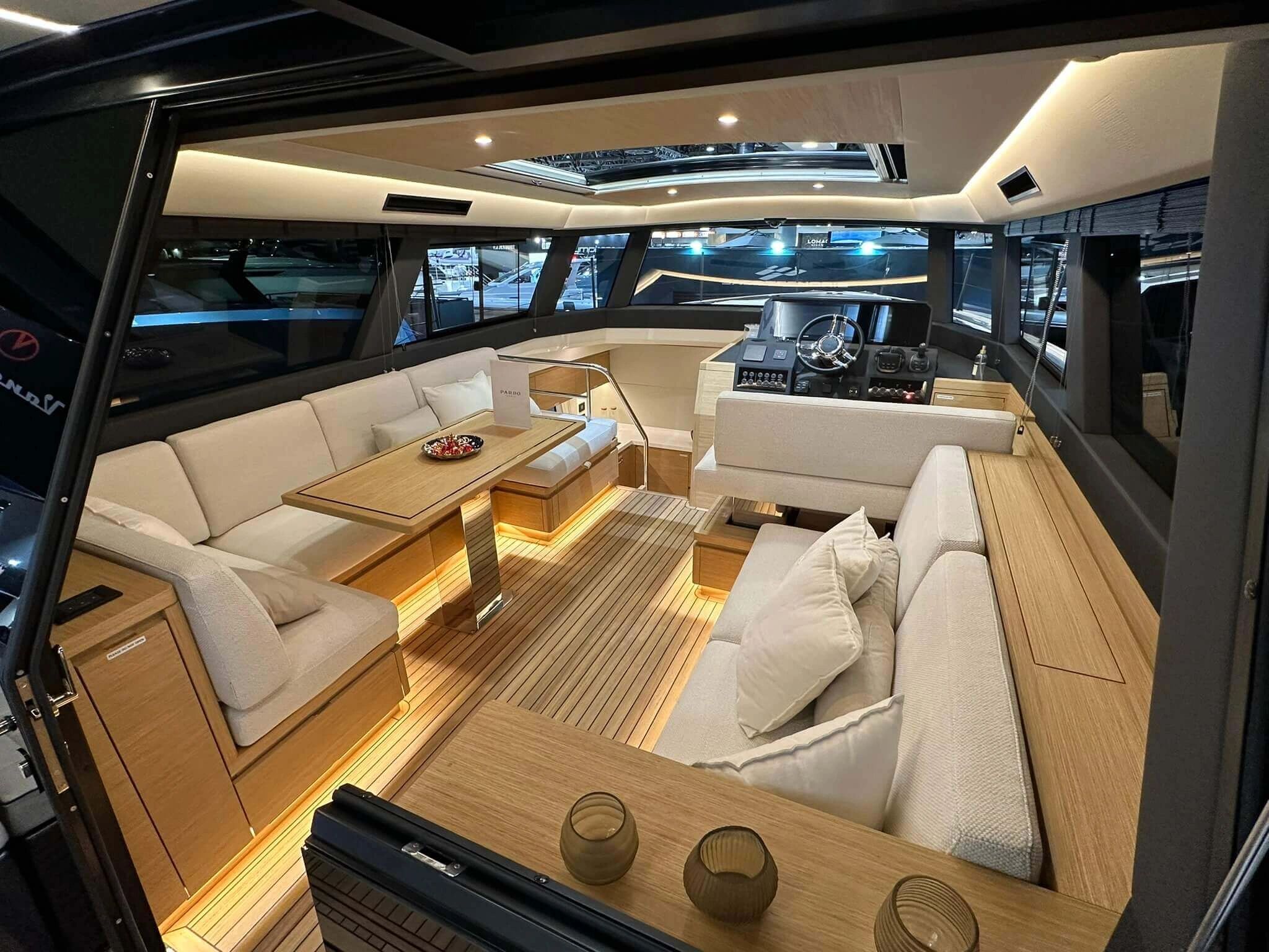 Intérieur raffiné d’un yacht Pardo avec salon lumineux et finitions haut de gamme