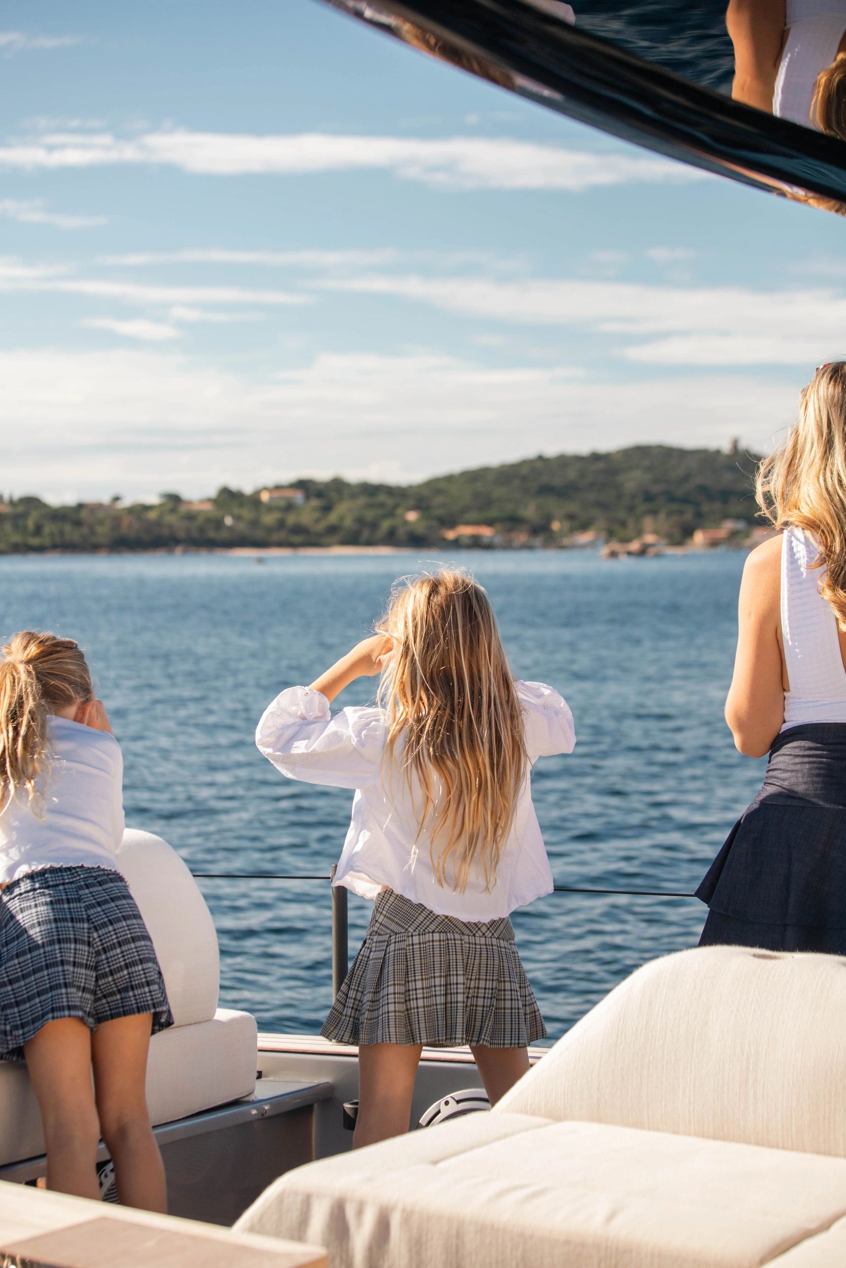 Famille profitant d’une navigation à bord d’un Pardo Yacht en Méditerranée