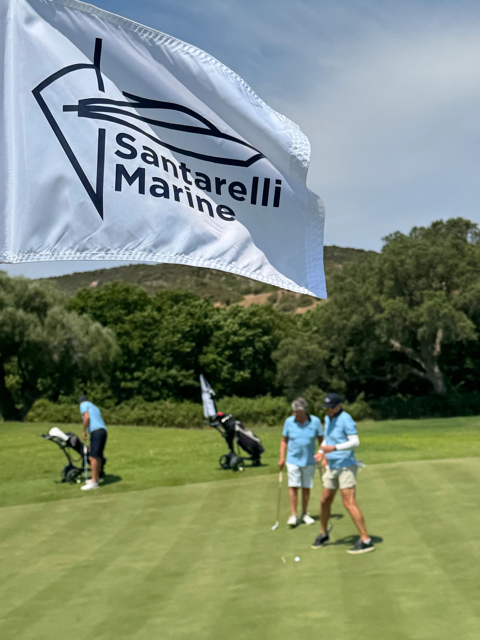 Drapeau Santarelli Marine lors de la Santarelli Golf Cup au Domaine de Murtoli, en Corse.