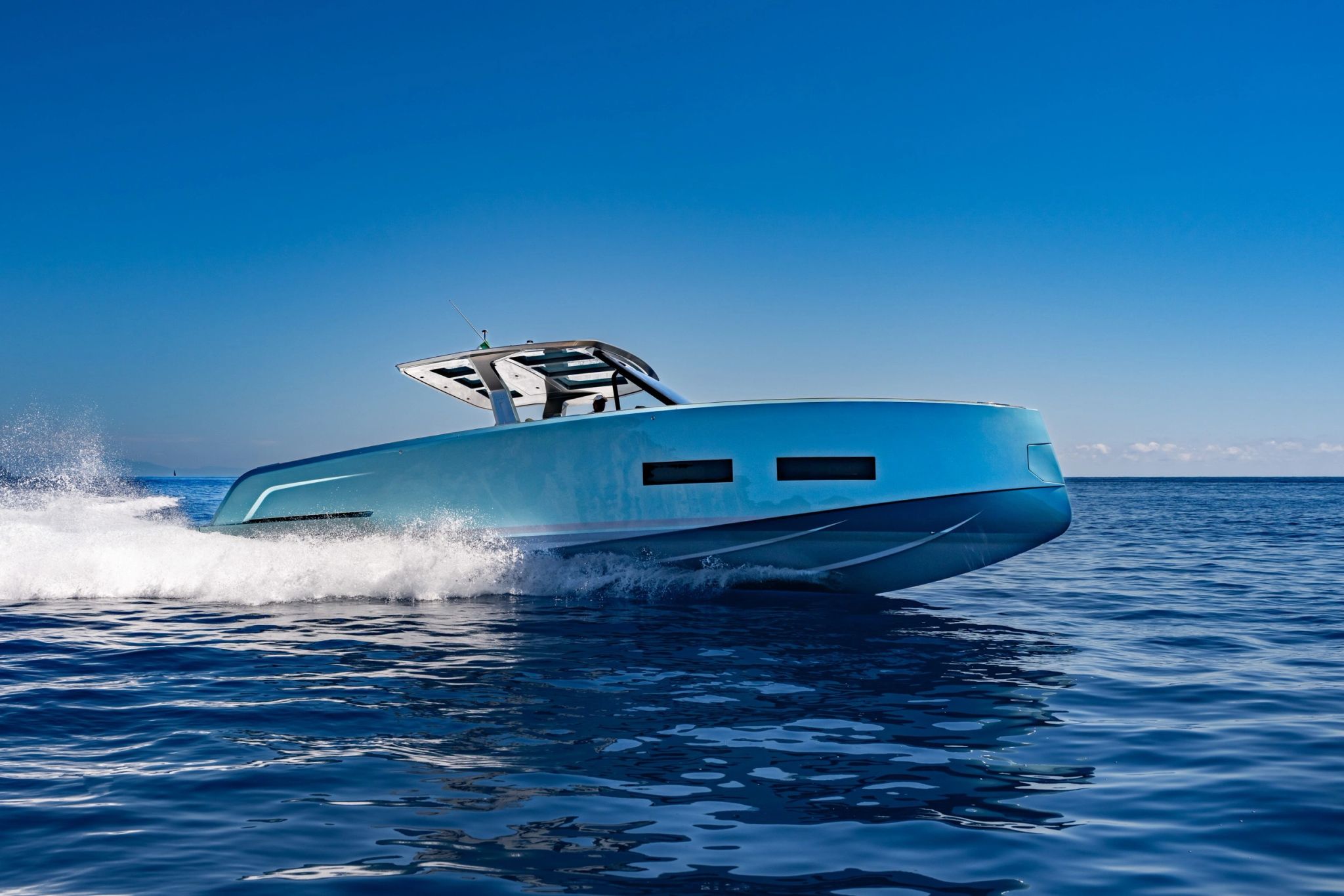 Pardo Yachts naviguant en Méditerranée avec sa silhouette minimaliste et sculpturale