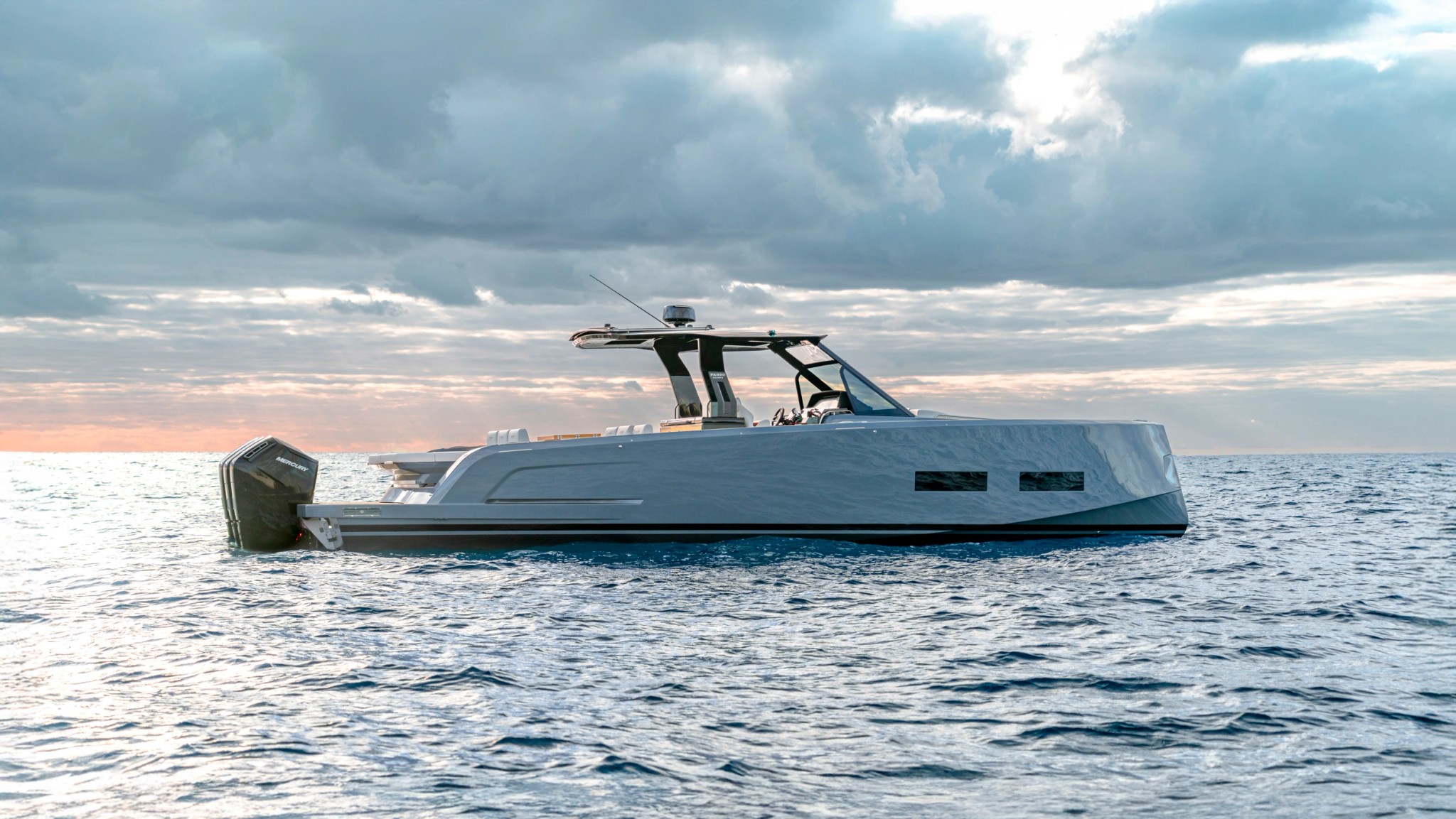 Pardo 43R naviguant en Méditerranée au coucher du soleil.
