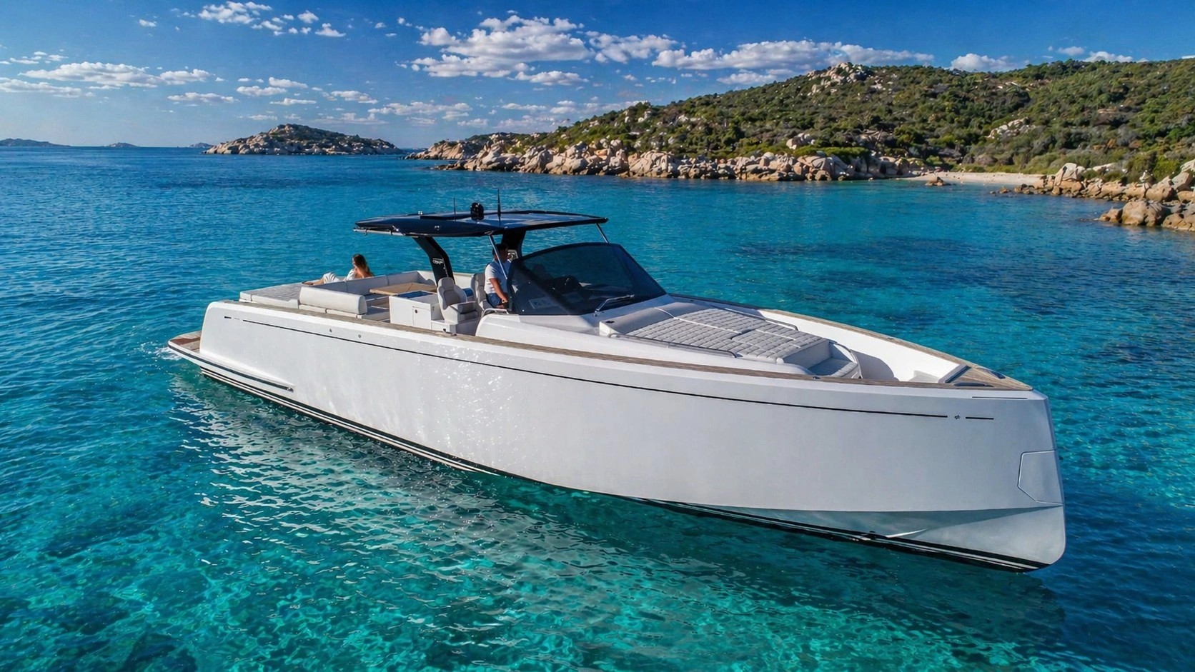 Pardo 50 Michou en navigation en Corse le long d’une côte sauvage aux eaux turquoise