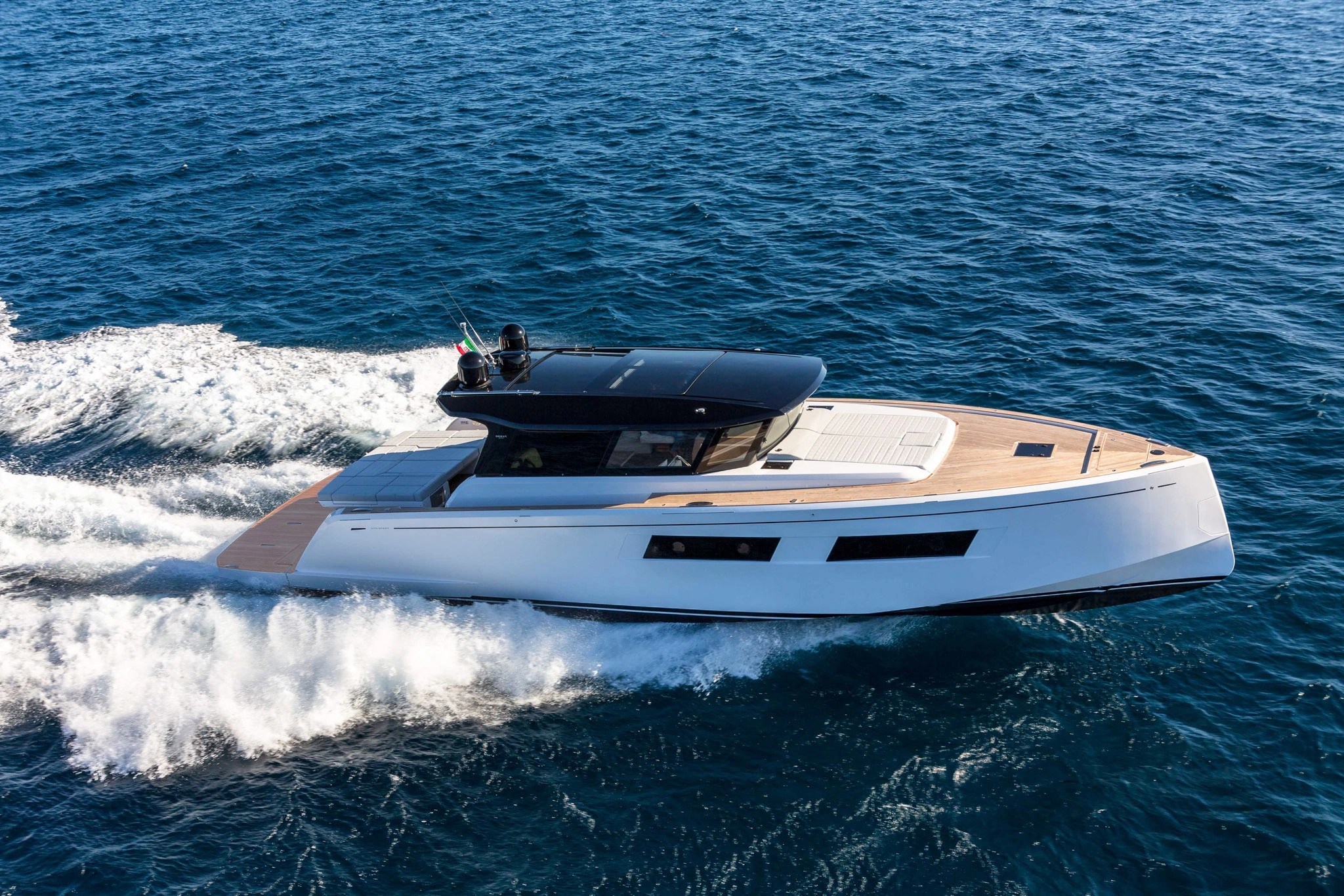 Pardo GT52 en navigation vu de profil.