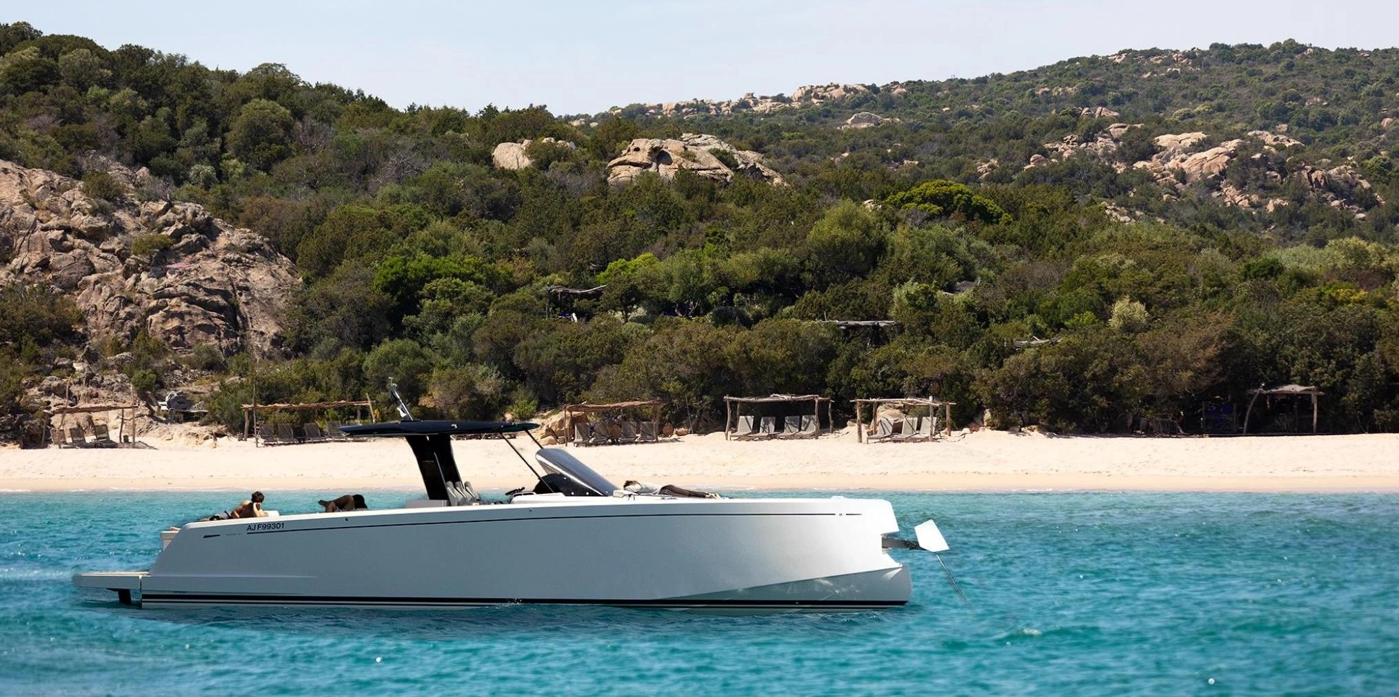 Pardo Yacht au mouillage dans les eaux turquoise du Domaine de Murtoli en Corse