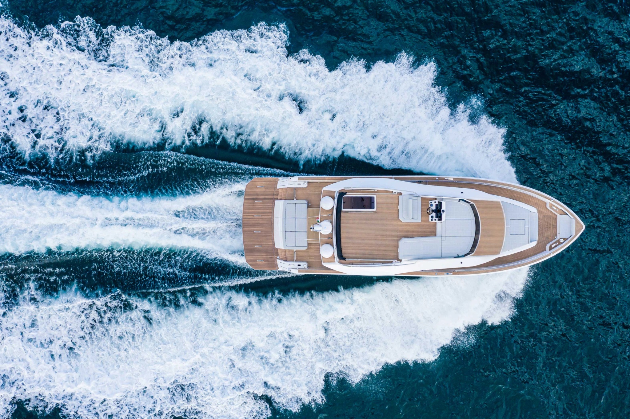Vue aérienne du Pardo Endurance 60 naviguant en mer.