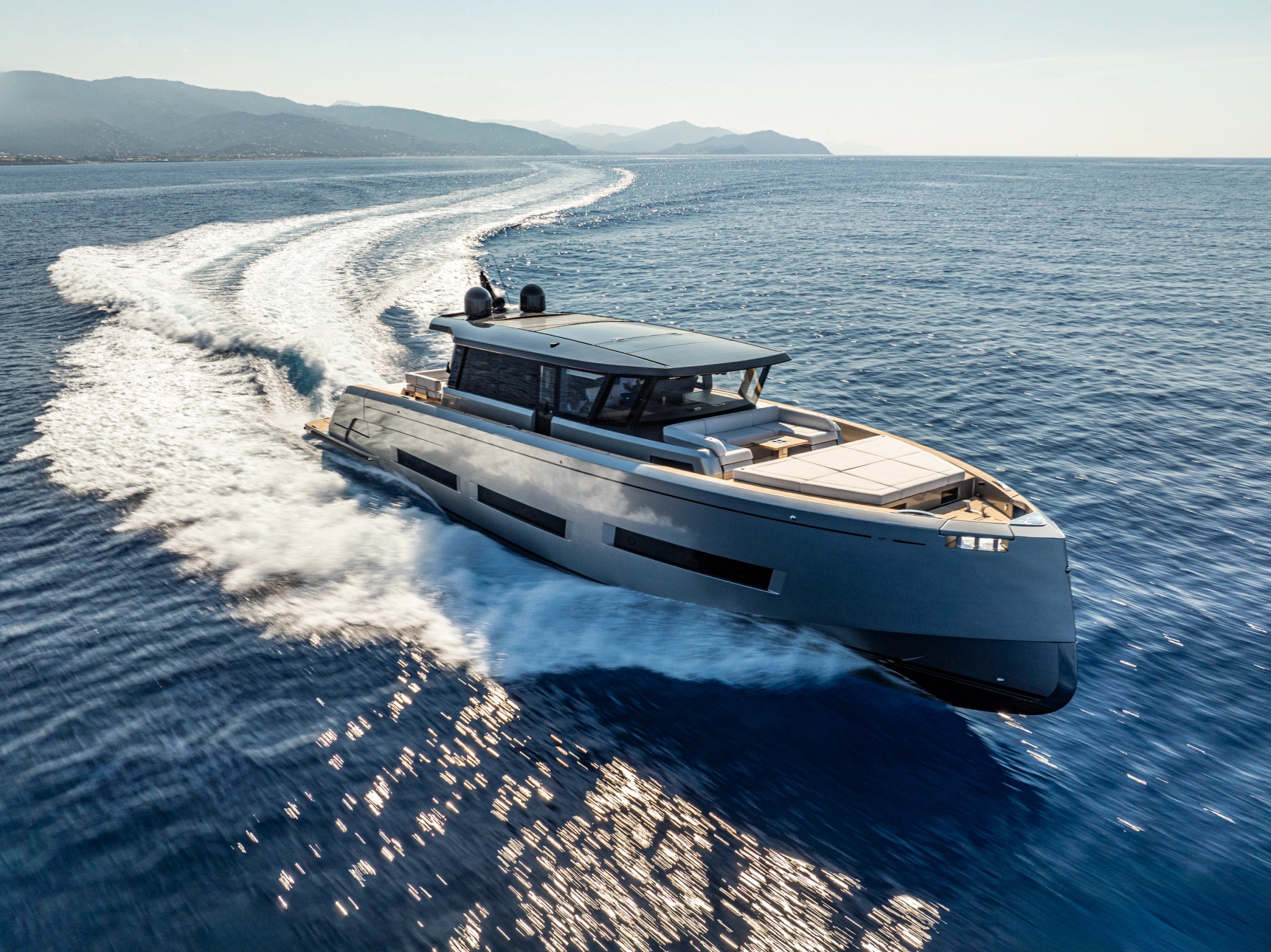 Pardo GT75 naviguant en Méditerranée, vu en trois quarts avant.
